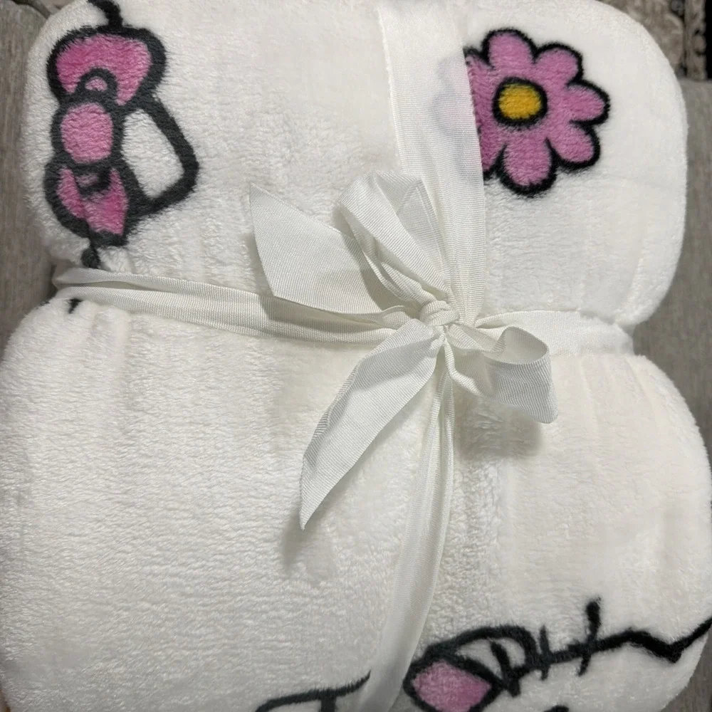 Hello Kitty Silk Touch Throw White Size 60x70 In 100% Polyester Machine Washable